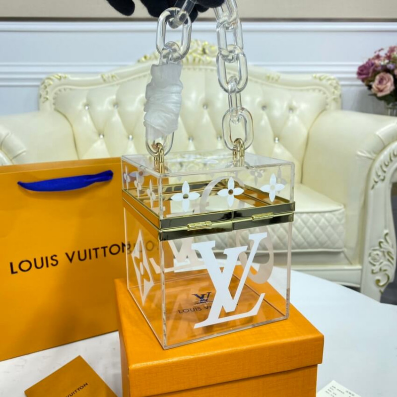 The iconic Louis Vuitton Cube Scott Box bag🤍