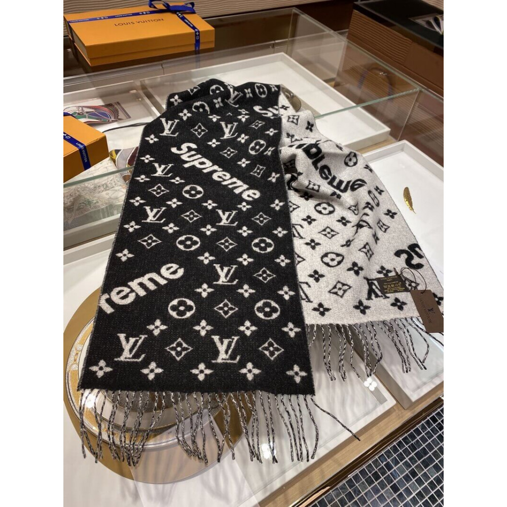 Supreme Leaks News on X: Supreme x Louis Vuitton monogram scarf 🕺 -  @maxencejanvrin 📸 - @75streetstyle  / X