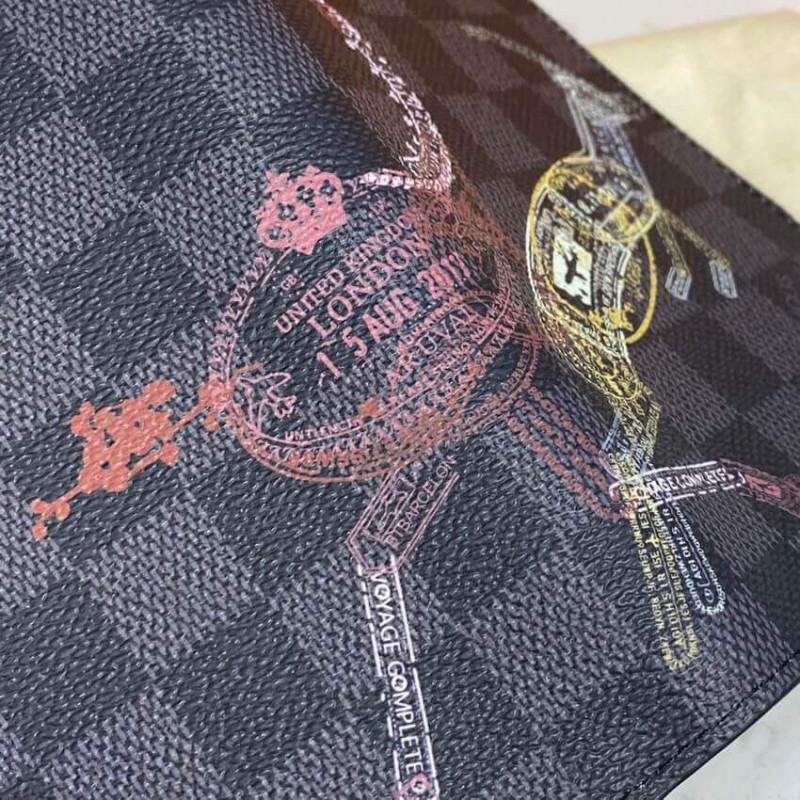Louis Vuitton – Passport Cover Damier Graphite – Queen Station