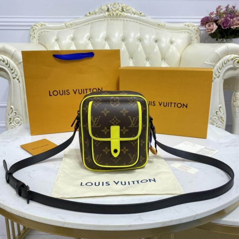 Louis Vuitton LV M69404 Christopher 隨身包小廢包小包斜背包, 名牌精品, 精品包與皮夾在旋轉拍賣